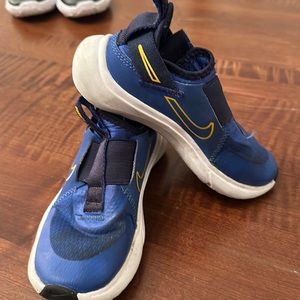 Boys Nike slip on Flex runner size 10.5 child Blue
